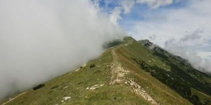 Nebelwand auf einem Berggipfel